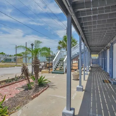 Coastal Cottage Unit 8 Across Street From Beach